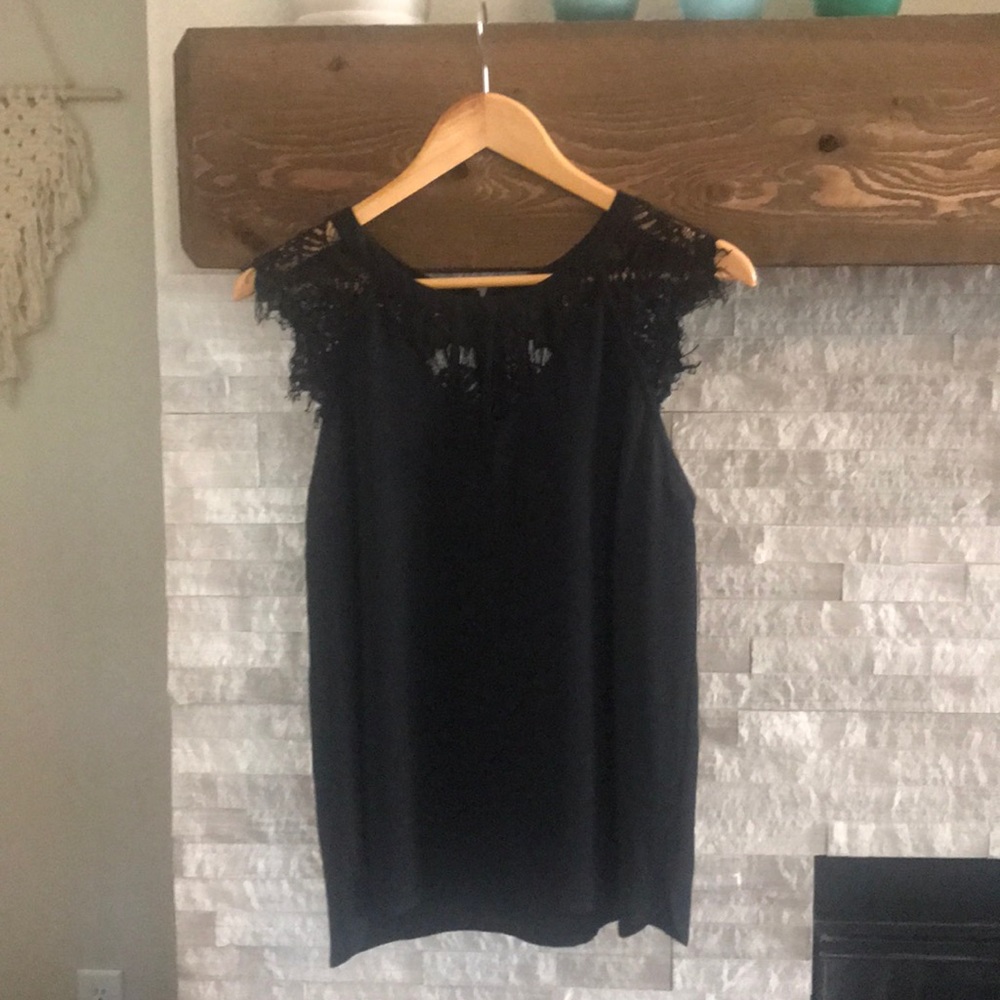 Adorable black top!
